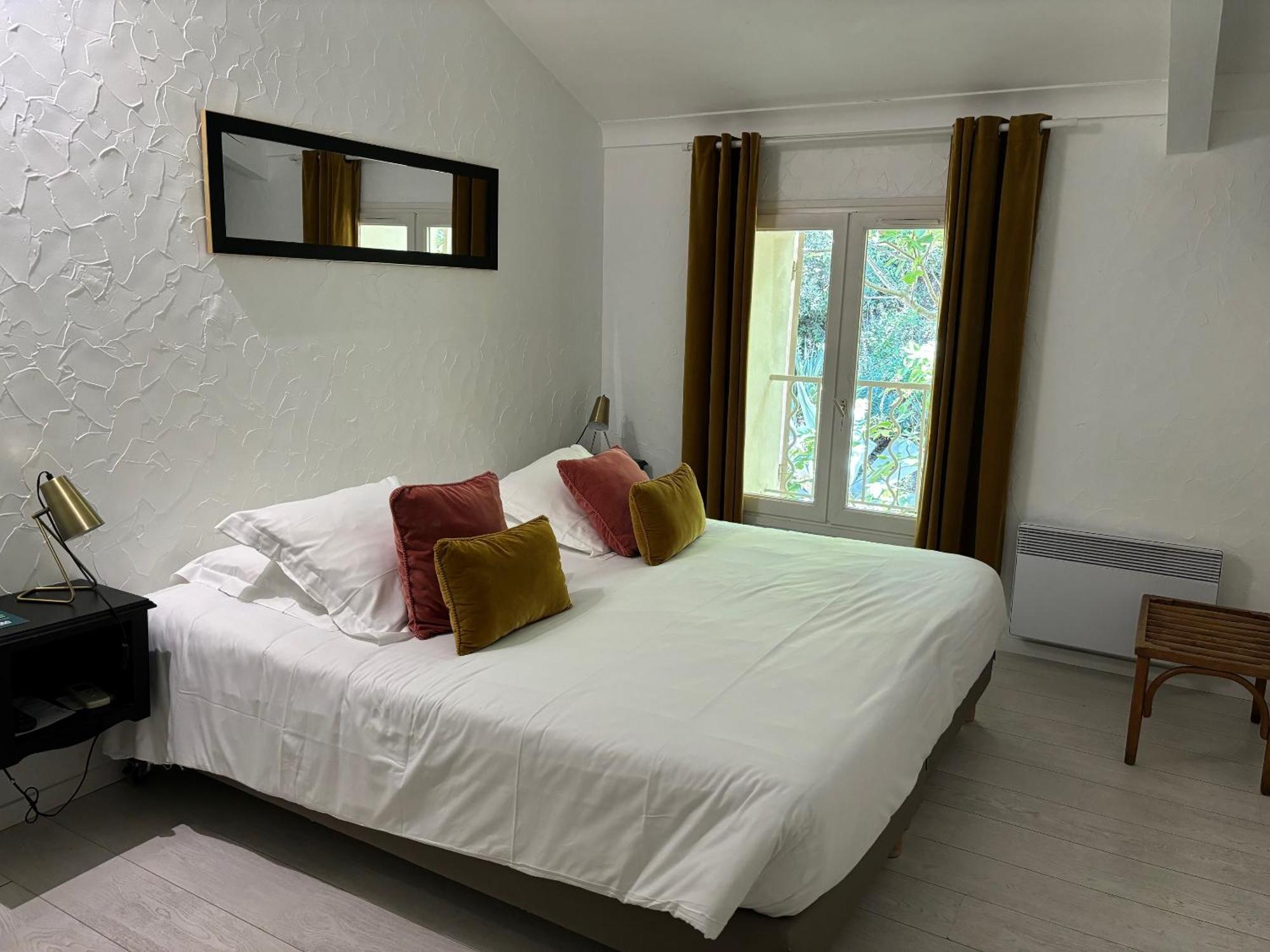 Logis Hotel La Sommellerie Chateauneuf-du-Pape Exterior photo